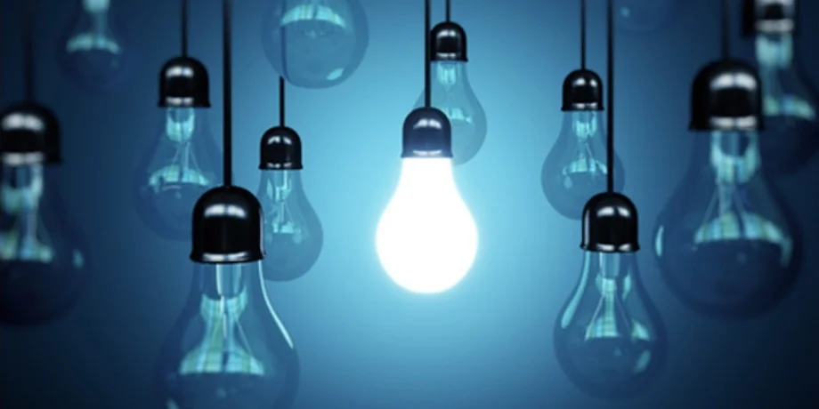 Hanging lightbulbs with one single bulb illuminated